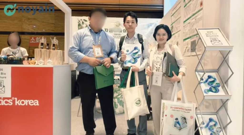 Noyain took a photo with Korean customers at the 2026 Korean Cosmetics Exhibition (The photos have been processed to protect customer privacy.)