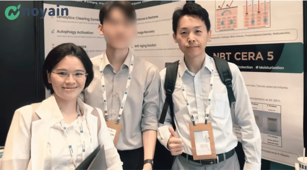 Noyain took a photo with Korean customers at the 2026 Korean Cosmetics Exhibition (The photos have been processed to protect customer privacy.)