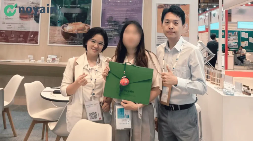 Noyain took a photo with Korean customers at the 2026 Korean Cosmetics Exhibition (The photos have been processed to protect customer privacy.)