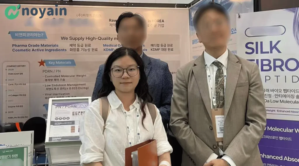 Noyain took a photo with Korean customers at the 2026 Korean Cosmetics Exhibition (The photos have been processed to protect customer privacy.)